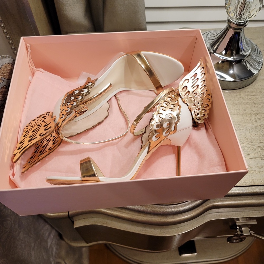 Sophisticated Winged Heels in Gold and White - Picture 4 of 13